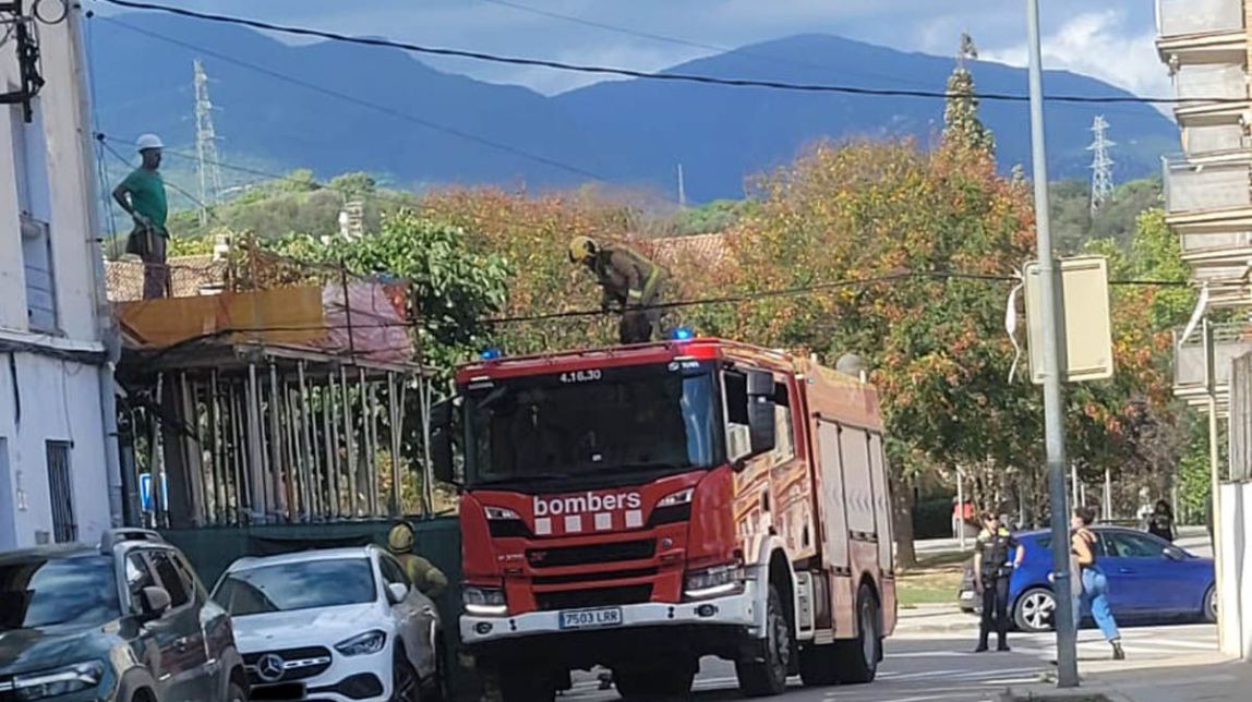 Um caminhão arrasta fiação telefônica em Sant Celoni